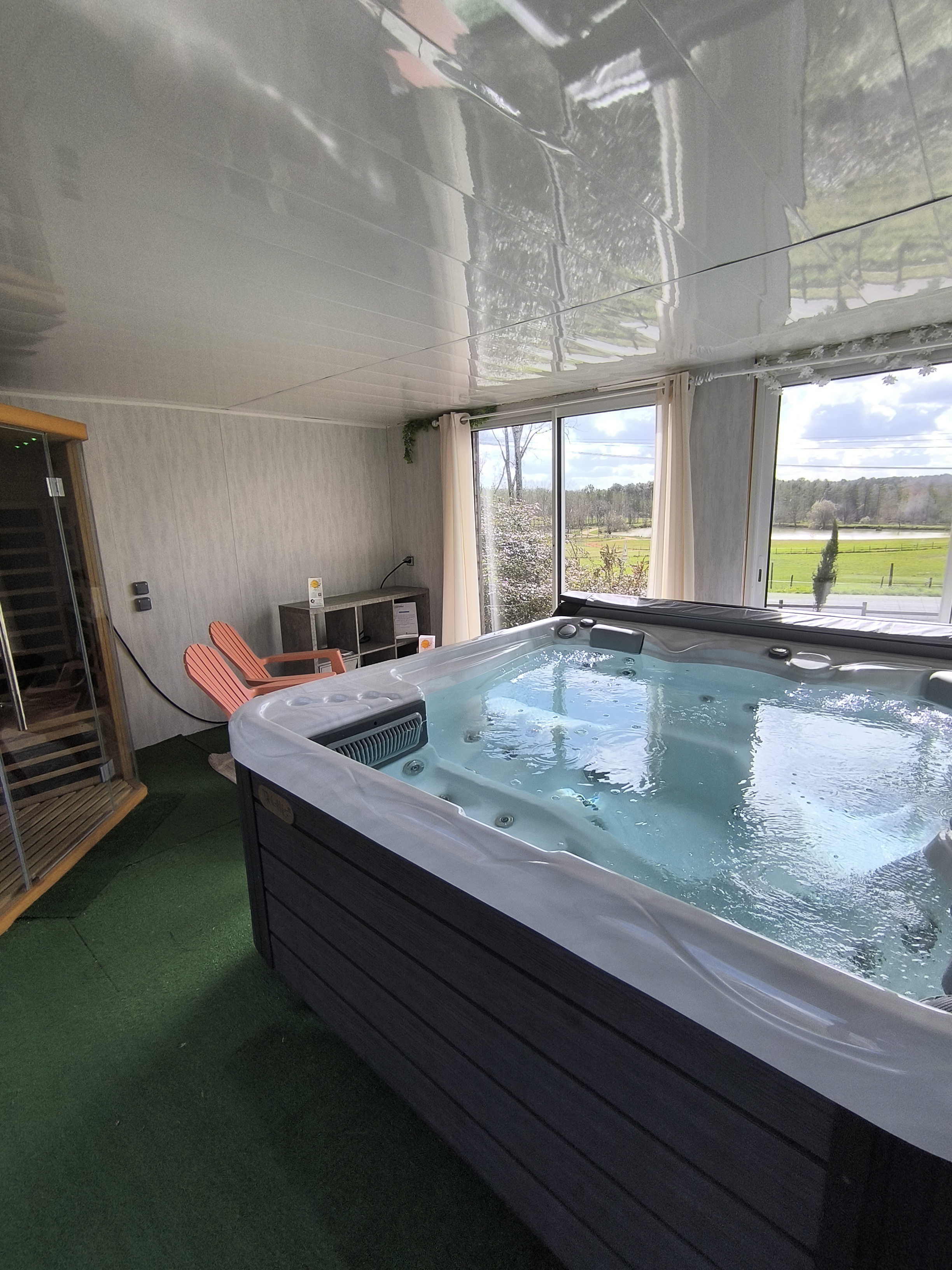 Spa jacuzzi privatif — Château Puygrenier